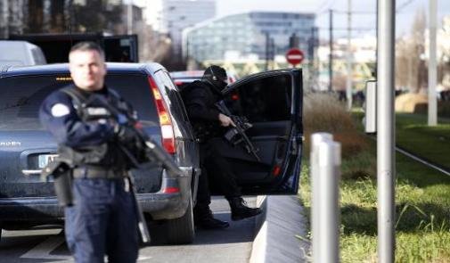 عاجل: مسلح يحتجز رهينتين في مركز للبريد قرب باريس