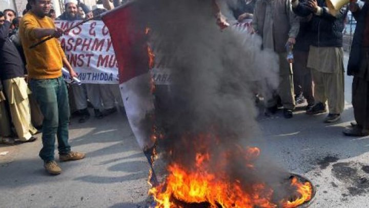 صدامات بين الشرطة ومتظاهرين ضد شارلي ايبدو امام قنصلية فرنسا في كراتشي