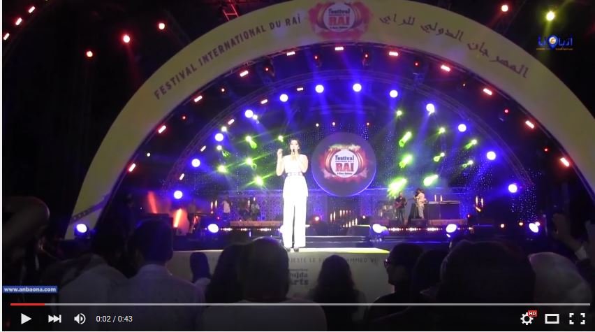 بالفيديو: إبتسام تسكت تؤدي أغنية المرحوم عقيل ديرولها العقل في مهرجان الراي بوجدة