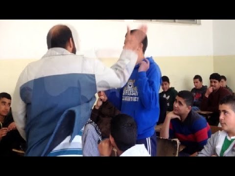 خطيييير شاهد بالفيديو مدرس يضرب الطالب على وجهه فيقول له قصيدة تجعله يبوس رأسه