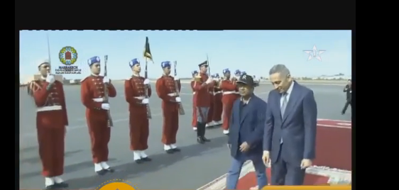 الفيديو الذي يبحث عنه الكثيرون.. هكذا وصل رئيس بالاو إلى المغرب بلباسه الغريب جدا!!