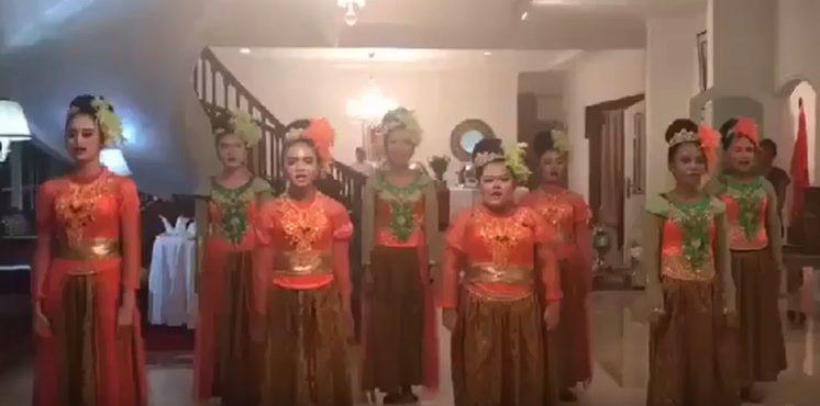 بالفيديو: السفير المغربي بأندونيسيا يدرب أطفالا إندونيسيين على ترديد النشيد الوطني المغربي