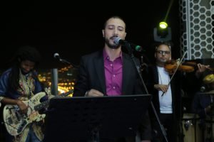 محمد ياسين يتألق في أداء أغاني لطفي بوشناق خلال حفله بطنجة