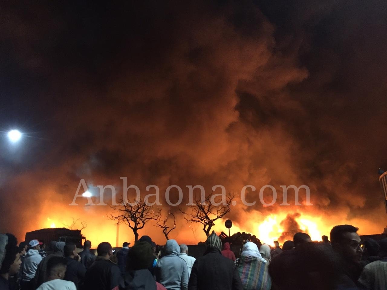 بالصور…حريق في مخزن تجاري لسوق الجملة للخضر والفواكه
