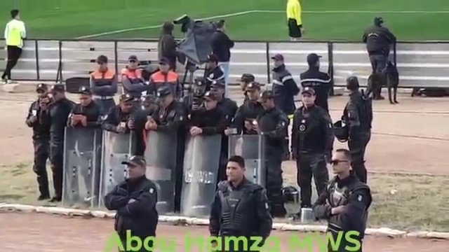 في بلادي ظلموني .. جماهير الرجاء تغني وشرطة تونس تصور (فيديو)