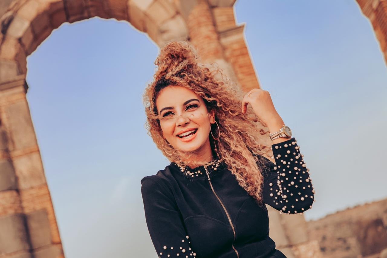 بالصور..شاكيرا المغرب مريم الزواق في أغنية بعنوان “شكرا”